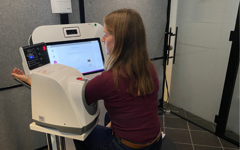 How do patients experience measuring their own vitals? (NL)